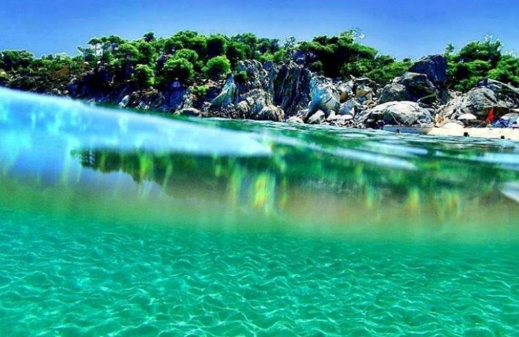Που βρίσκεται η Χαβάη της Ελλάδας – Η παραλία με τα τιρκουάζ νερά και τα λευκά βράχια που θυμίζει εξωτικό παράδεισο